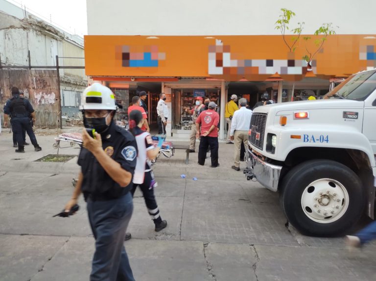 Tres desaparecidos al colapsar techo de zapatería en Culiacán