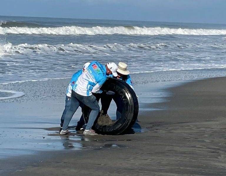 Retiran 4 toneladas de basura en playa Ponce