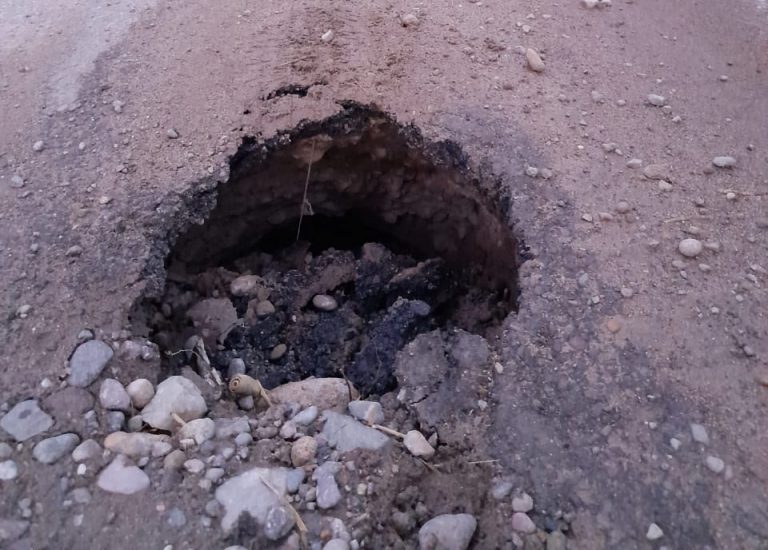 Se extienden socavones por drenaje en Río Viejo, Navolato