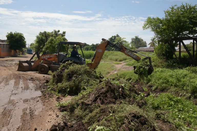 Desazolvan arroyo en Costa Rica por peligro de desborde