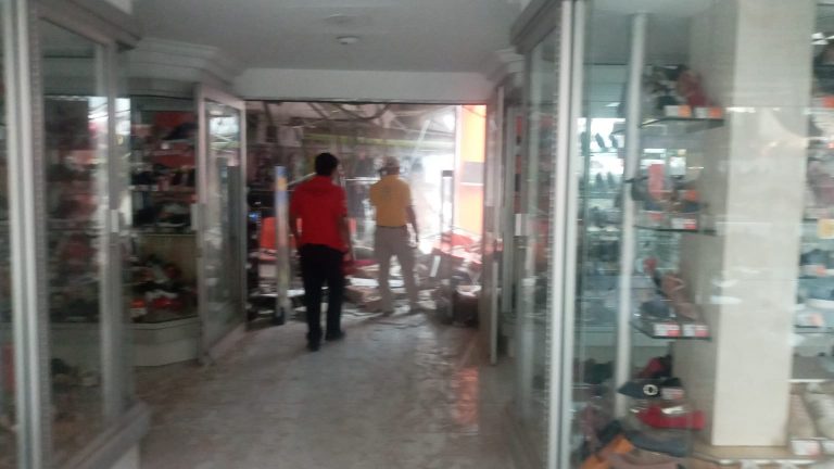 Rescatan a atrapados; la fallecida era la gerente de la zapatería