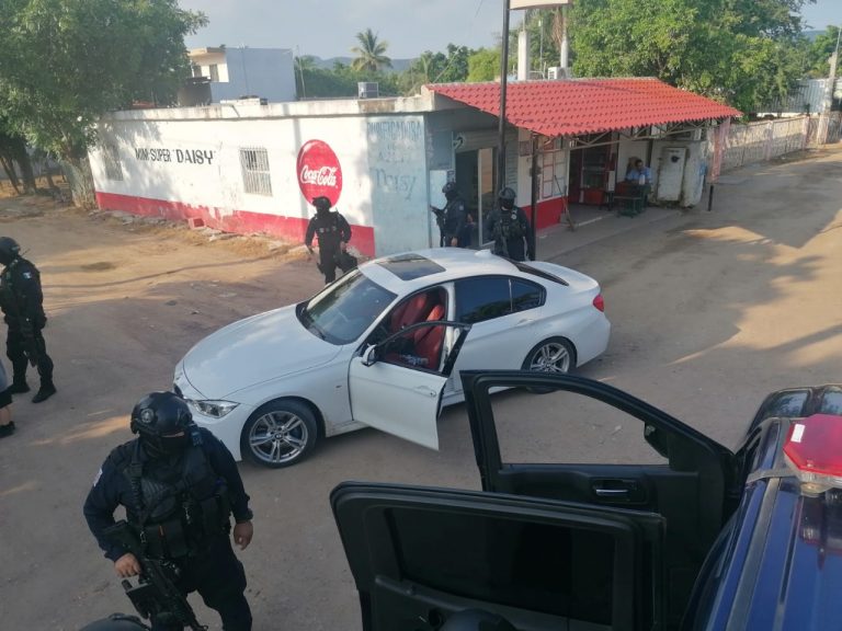 Los arrestan por arma de fuego; son de EU