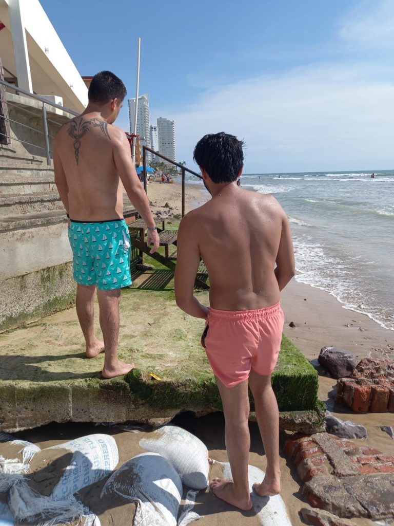 Rescatan salvavidas municipales a 7 turistas del mar