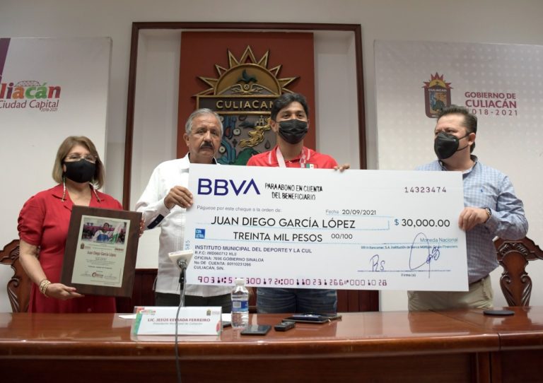 Premia Culiacán con $30 mil a Juan Diego García
