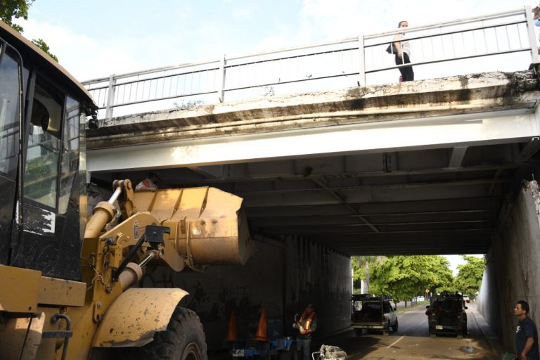 Se sustituye viga dañada en puente Hidalgo