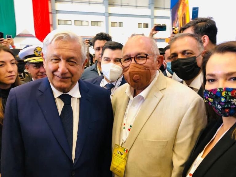 Visita AMLO stand de Mazatlán en la Feria Aeroespacial México 2021