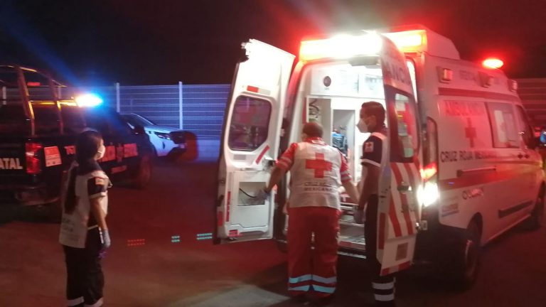 Resulta hombre herido al caerle camioneta
