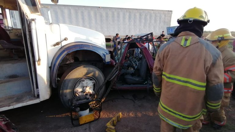 Choca camión de jornaleros en Navolato
