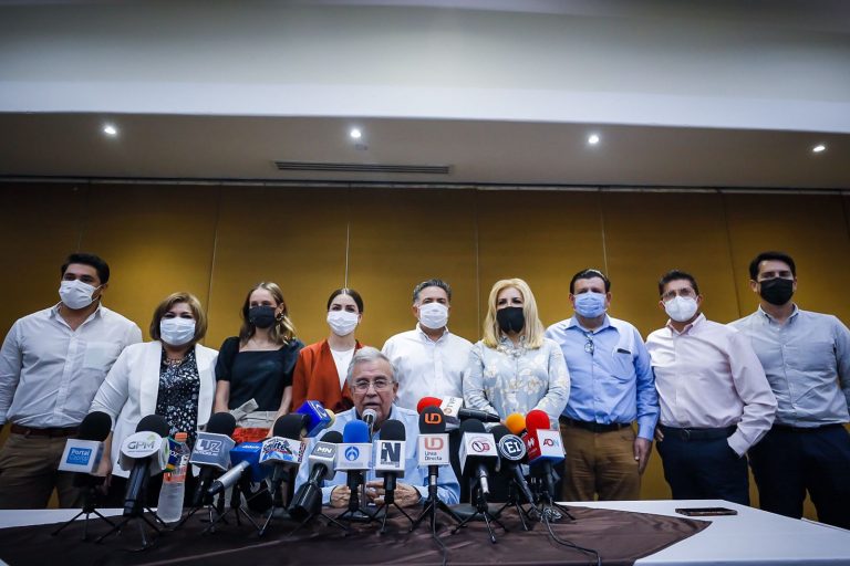 Presenta Rocha parte de su gabinete