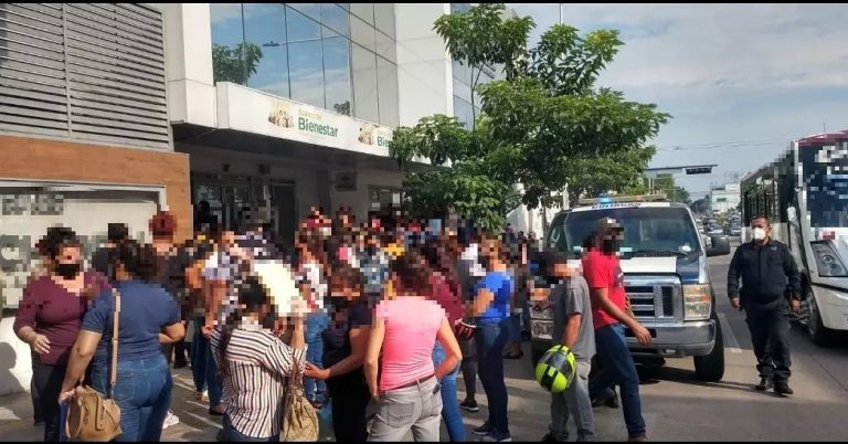 Llegan al Banco del Bienestar y se olvidan de la sana distancia