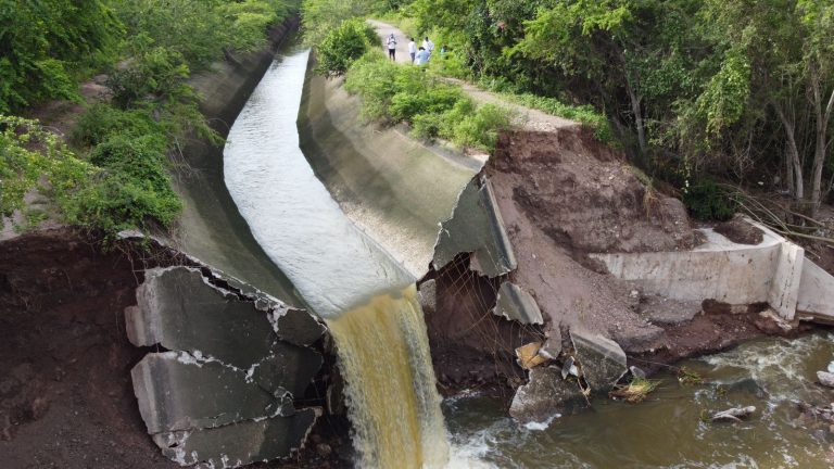 Inundaba parcelas, granjas y fábricas, le ponen un tapo