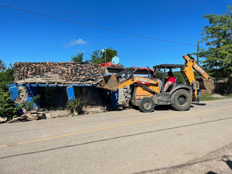 Inicia reconstrucción tras huracán en el sur