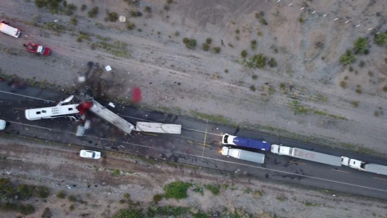 Deja 16 muertos choque de autobús en Sonora