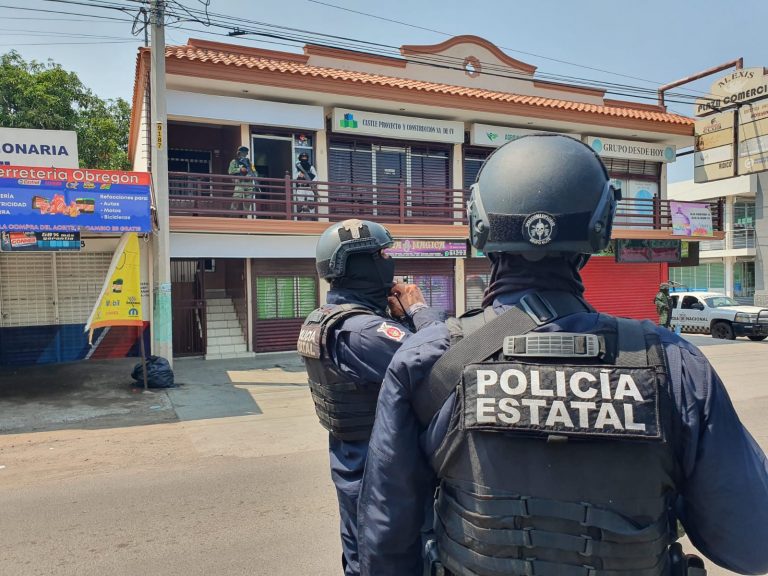 Aseguran a mujer y presunta mariguana en local comercial