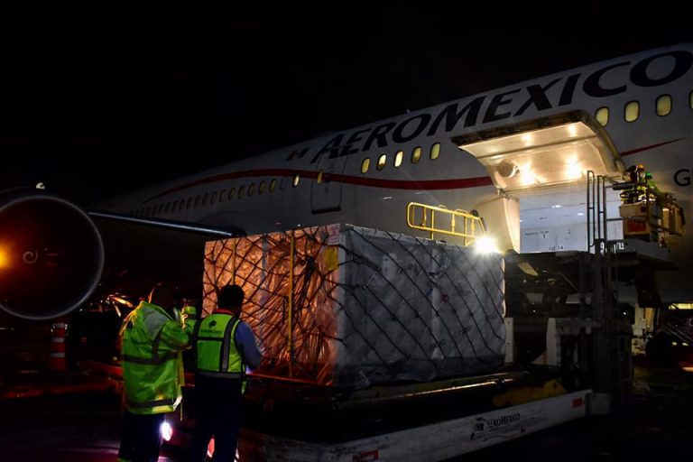 Llegan 1.2 millones de vacunas de AstraZeneca