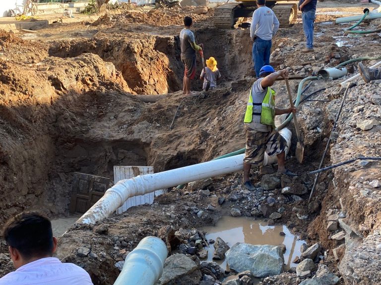 Dejan sin agua a colonias por daño en obra