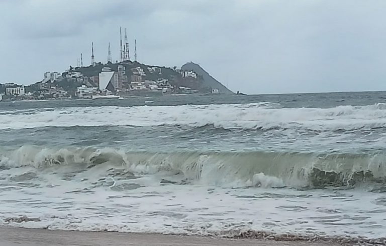 Cierra Mazatlán playas por oleaje elevado