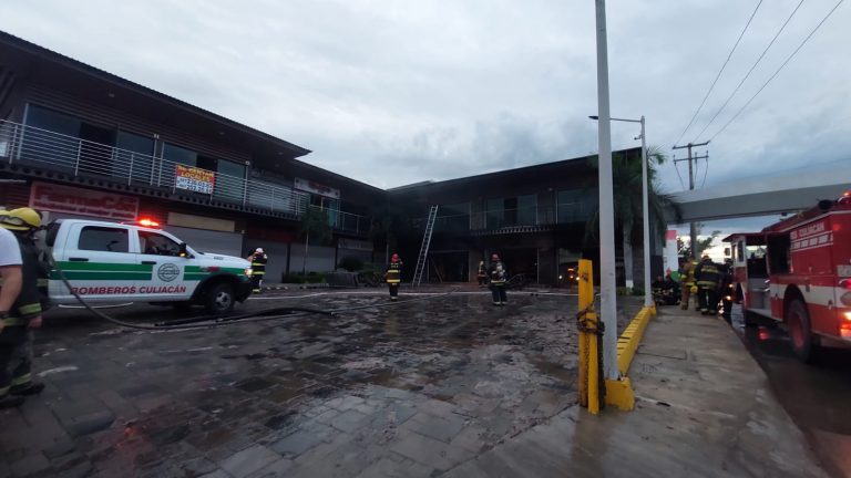 Se incendia local de velas en plaza comercial
