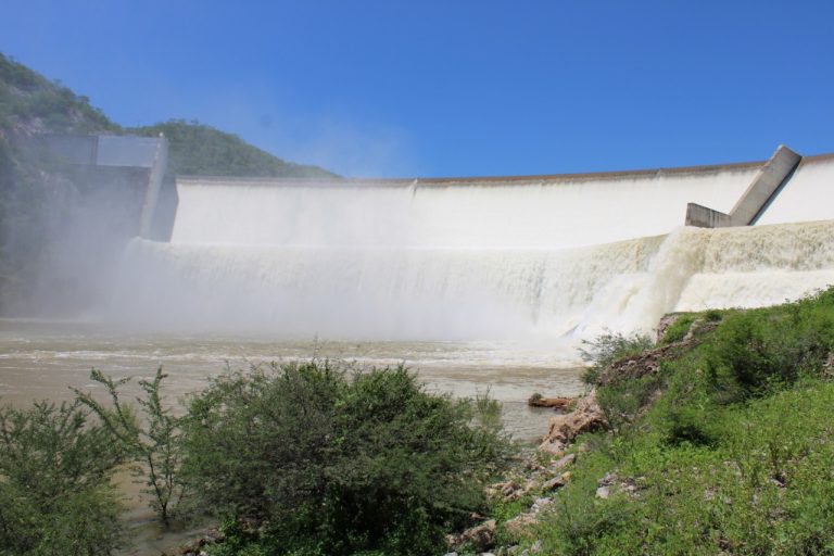 Al límite presa Picachos y río Presidio