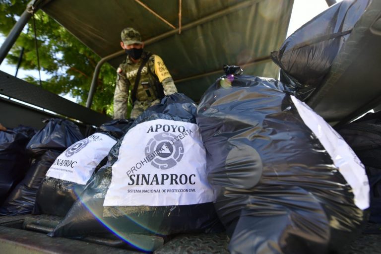 Llegan despensas a 3 semanas del huracán