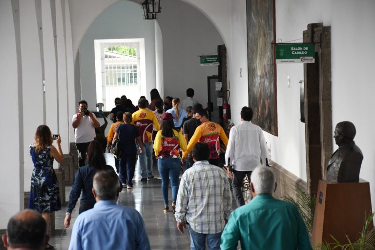 Evacuan a 400 de ayuntamiento en 6 minutos