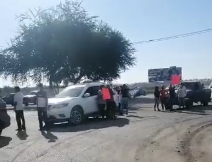 Van 4 horas de bloque en carretera Culiacán-Navolato y se suma Villa Juárez