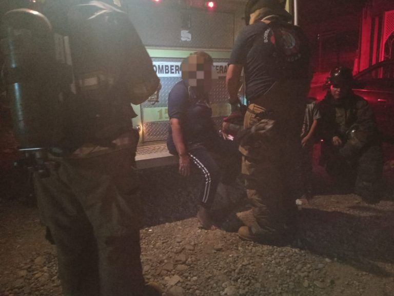 Resulta mujer con heridas leves tras incendio en casa