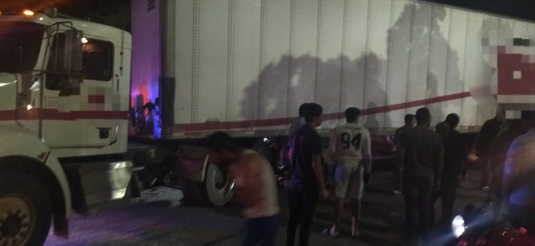 Muere joven atropellado por tráiler al chocar con la unidad