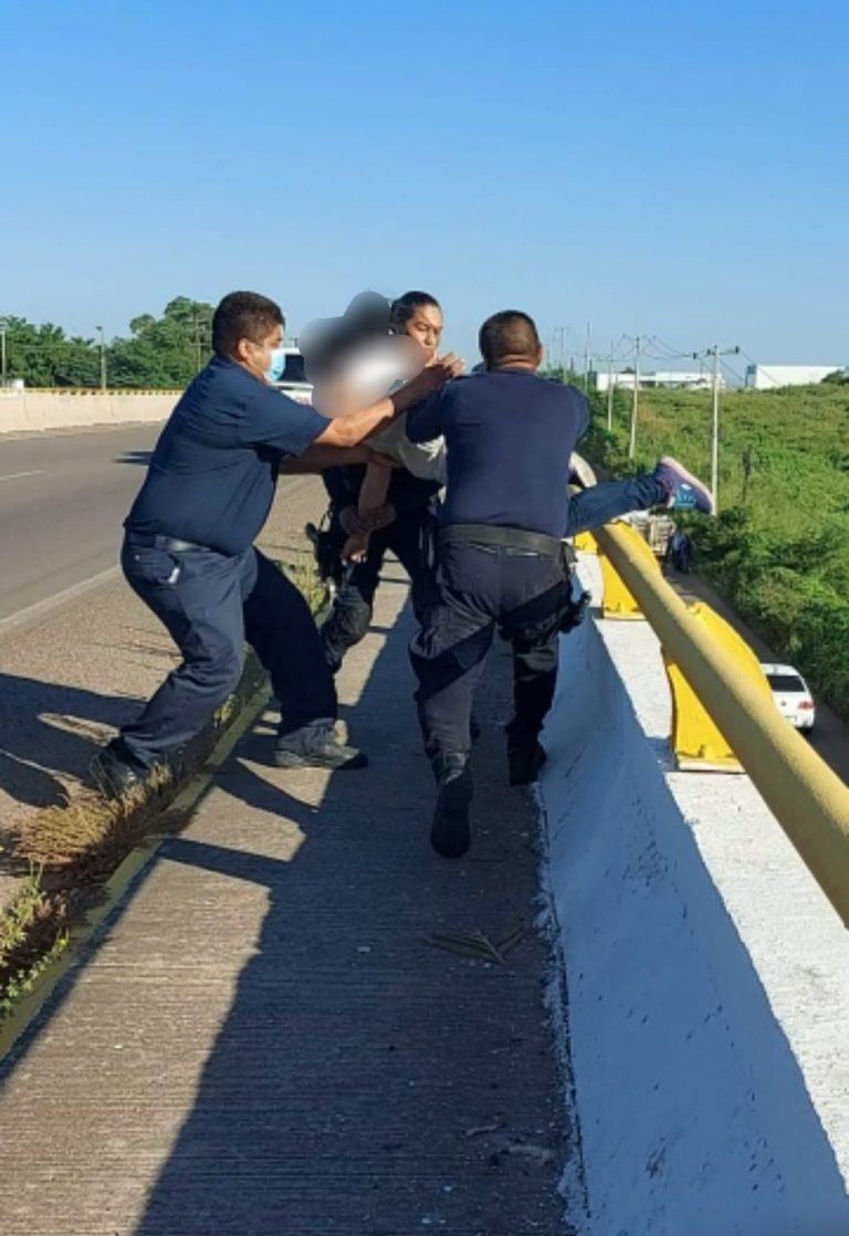 Se intenta mujer arrojar desde puente en Culiacán