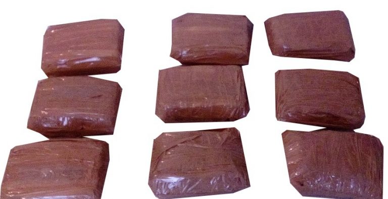 Huían a patrulla y caen con 9 paquetes de presunto cristal