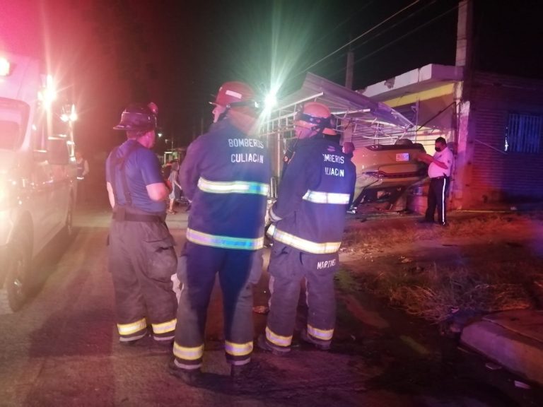 Se lesionan 3 al volcar auto en la Pemex