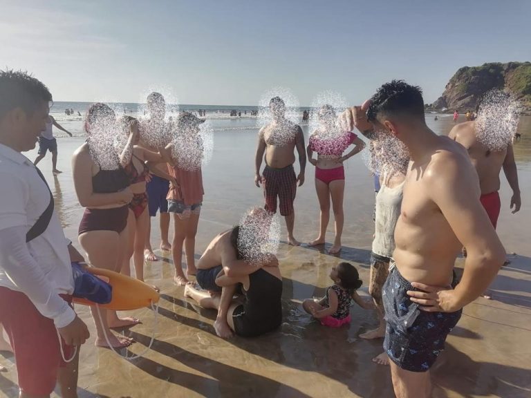 Eran arrastrados mar adentro, rescatan a 8