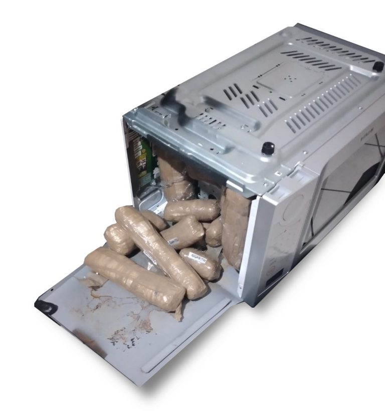 Aseguran en microondas presunto cristal