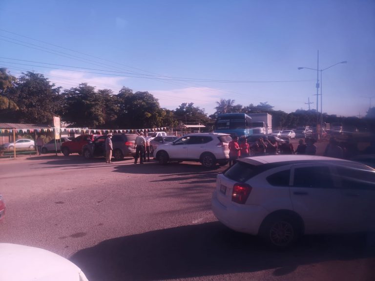 Bloquean carretera Culiacán-Navolato ante falta de agua