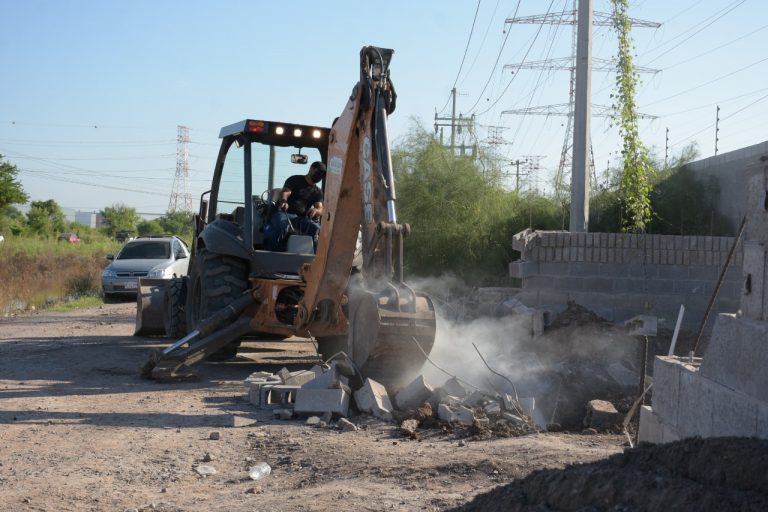 Derriban barda irregular localizada a un costado del canal 7