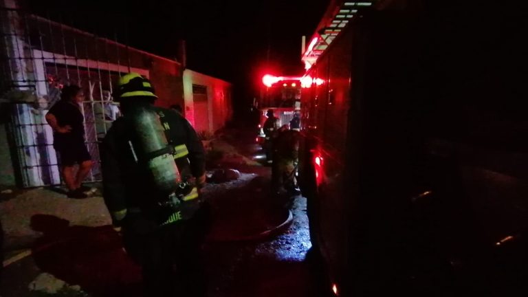 Sofocan bomberos fuego tras incendio en vivienda