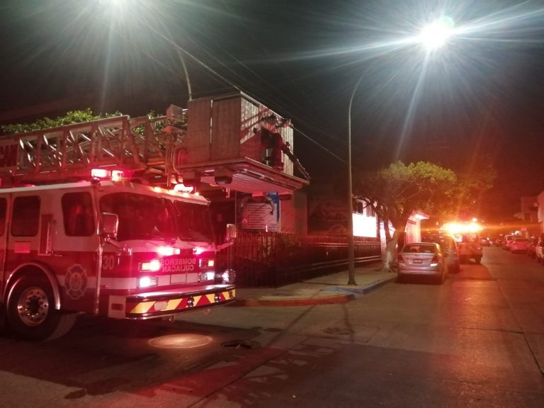 Reportan a dos hombres convulsionando en techo de vivienda