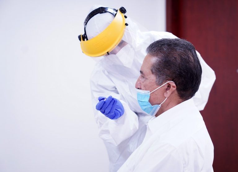 Aplican pruebas COVID-19 a diputados por casos en Congreso