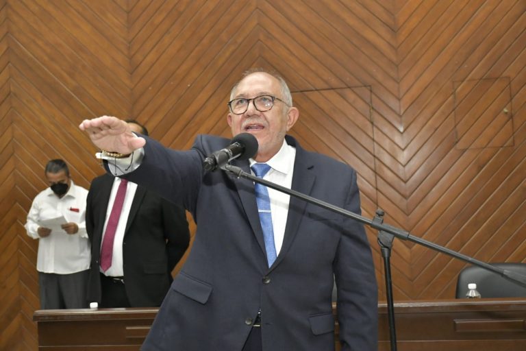 Rinde ‘Químico’ protesta para segundo periodo