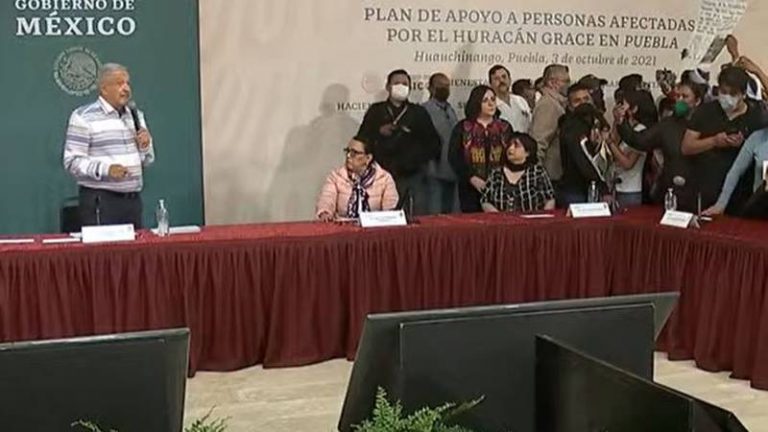 Damnificados por huracán ‘Grace’ irrumpen acto de AMLO