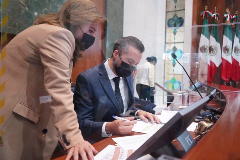 Renuncian diputados al PAS y se van a Morena