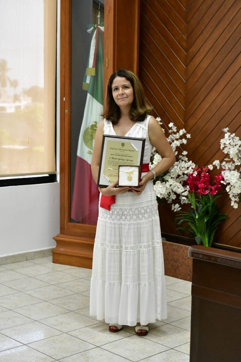 La reconocen por 20 años como maestra rural