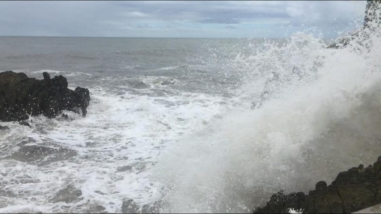 Cerradas playas a bañistas; registran olas de 3 metros
