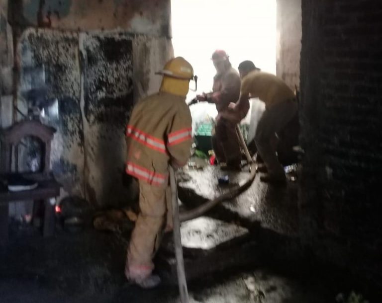 Evacuan a familias por incendio en Navolato