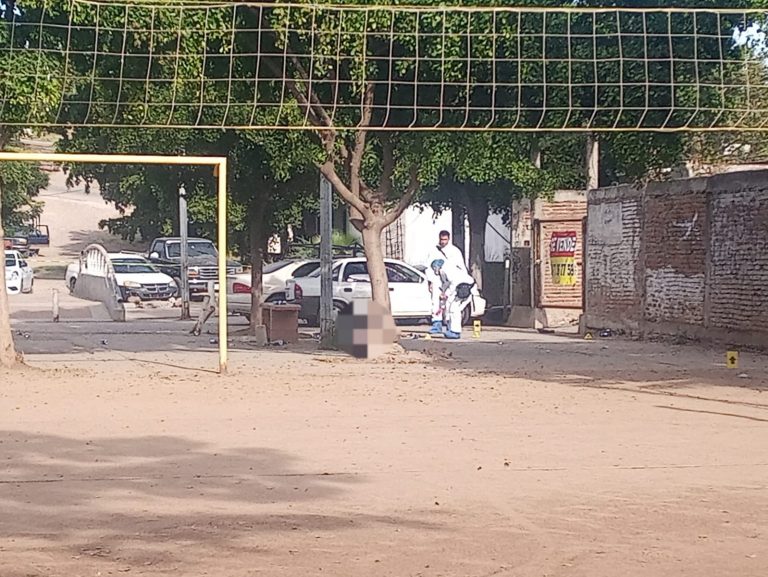 En un parque localizan asesinado a joven