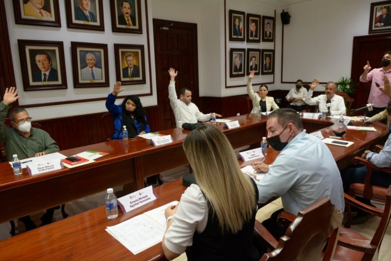 Ratifica Estrada a Secretario y Tesorero