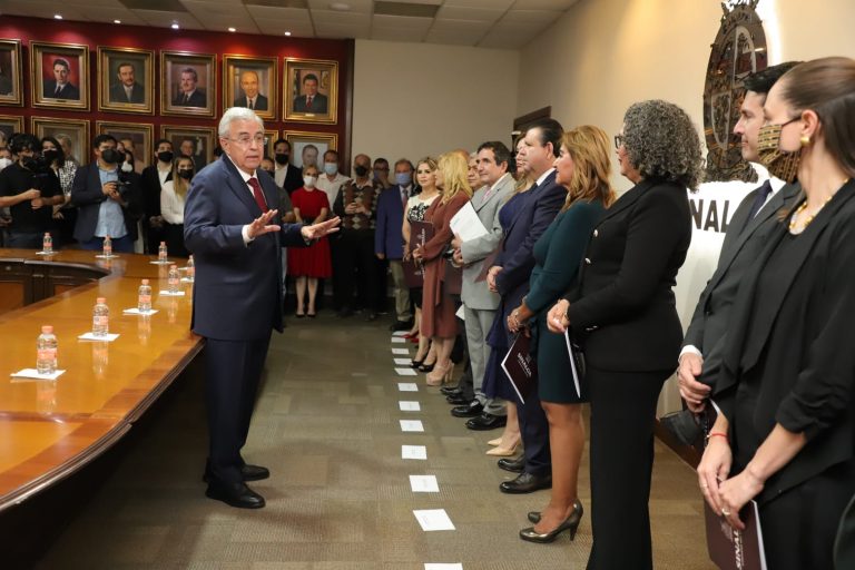 Toma Rocha protesta a 17 funcionarios de gabinete