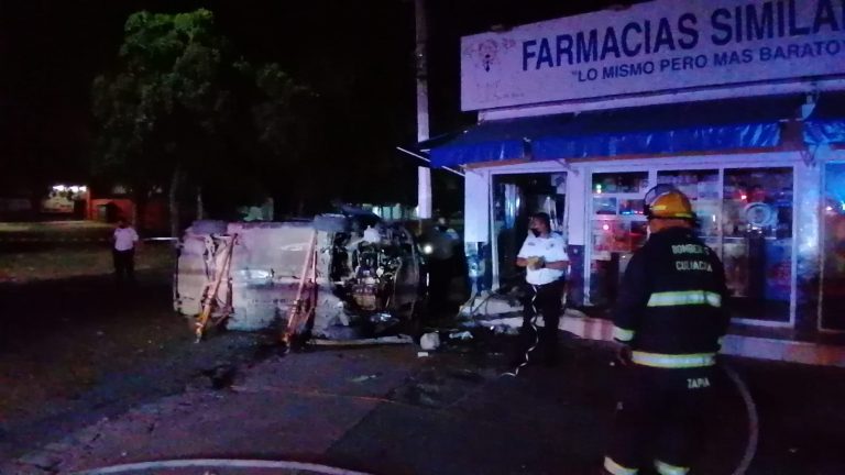 Chocan jóvenes contra farmacia en Las Quintas