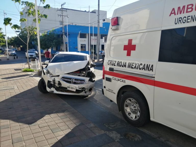 Libran lesiones tras choque de ambulancia
