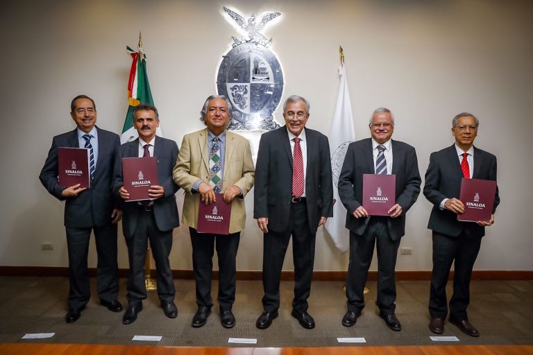 Rocha toma protesta a rectores de universidades públicas